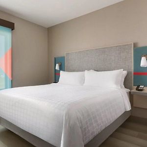 King Room Hearing Accessible or Non-Smoking